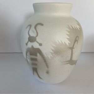 Hozoni Pottery M Redhorse Navajo Deer Warrior Pattern White Bisque Vase